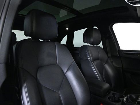 Certified 2024 Porsche Macan image 18