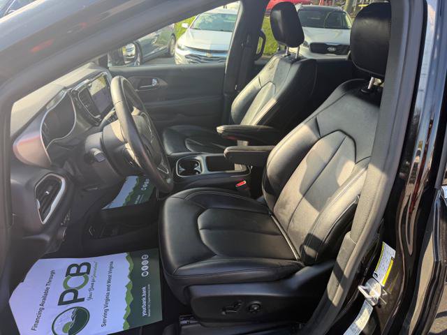 Used 2025 Chrysler Pacifica Select FWD image 3
