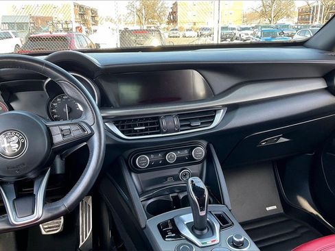 Used 2022 Alfa Romeo Stelvio Veloce image 5