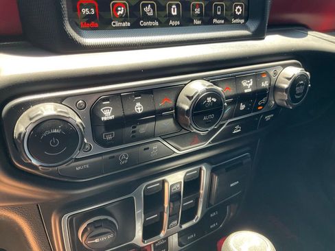 Used 2023 Jeep Wrangler Unlimited Rubicon w/ Cold Weather Group AWD/4WD image 4