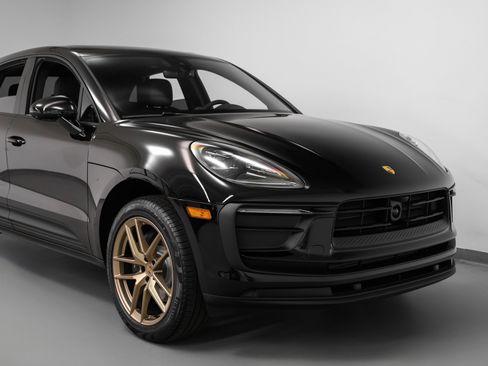 Certified 2025 Porsche Macan image 9