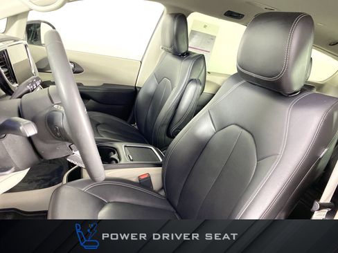 Used 2024 Chrysler Pacifica Touring-L image 16