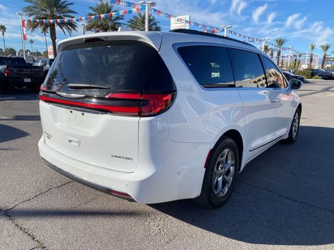 Used 2022 Chrysler Pacifica Limited w/ Uconnect Theater Family Group image 7