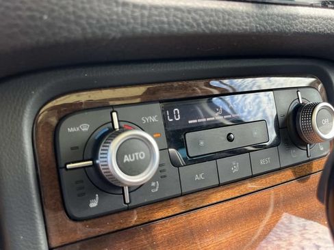 Used 2016 Volkswagen Touareg TDI AWD/4WD image 39