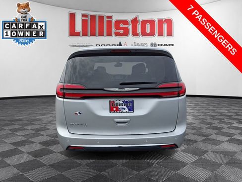 Used 2024 Chrysler Pacifica Touring-L FWD image 5