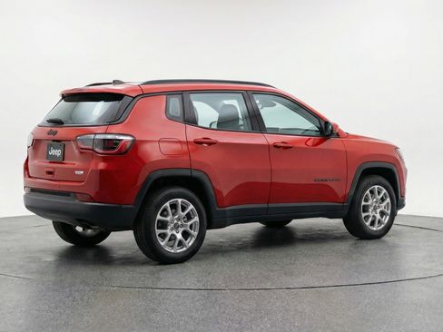 Used 2025 Jeep Compass Limited image 9