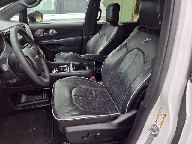 Used 2025 Chrysler Pacifica Limited FWD image 11