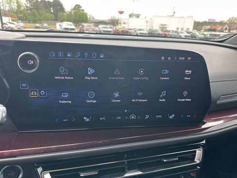 Used 2025 Chevrolet Traverse Z71 w/ Driver Confidence Package AWD/4WD image 18