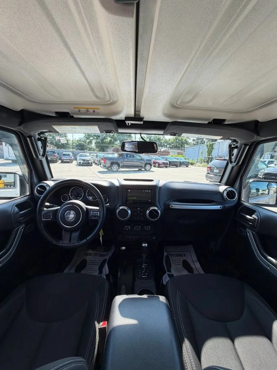 Used 2017 Jeep Wrangler Unlimited Sahara AWD/4WD image 12