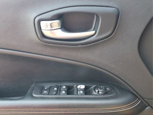 Used 2019 Jeep Compass Latitude FWD image 17