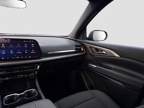 Used 2025 Chevrolet Traverse LT image 22