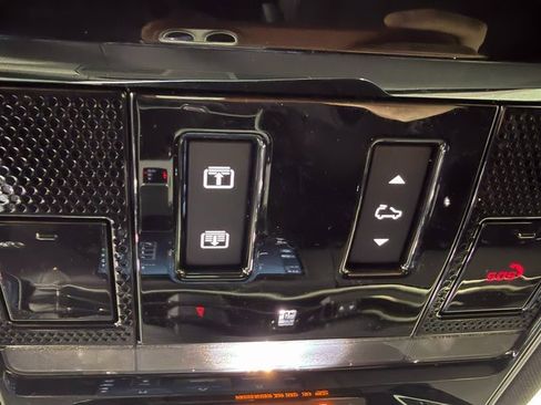 Used 2025 Land Rover Range Rover Long Wheelbase SE image 16