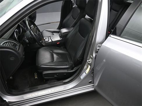 Used 2017 Chrysler 300 C image 11