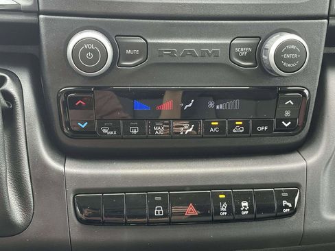 Used 2024 RAM ProMaster 1500 w/ Safety Group FWD image 19