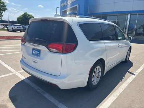 Used 2018 Chrysler Pacifica Touring-L FWD image 5