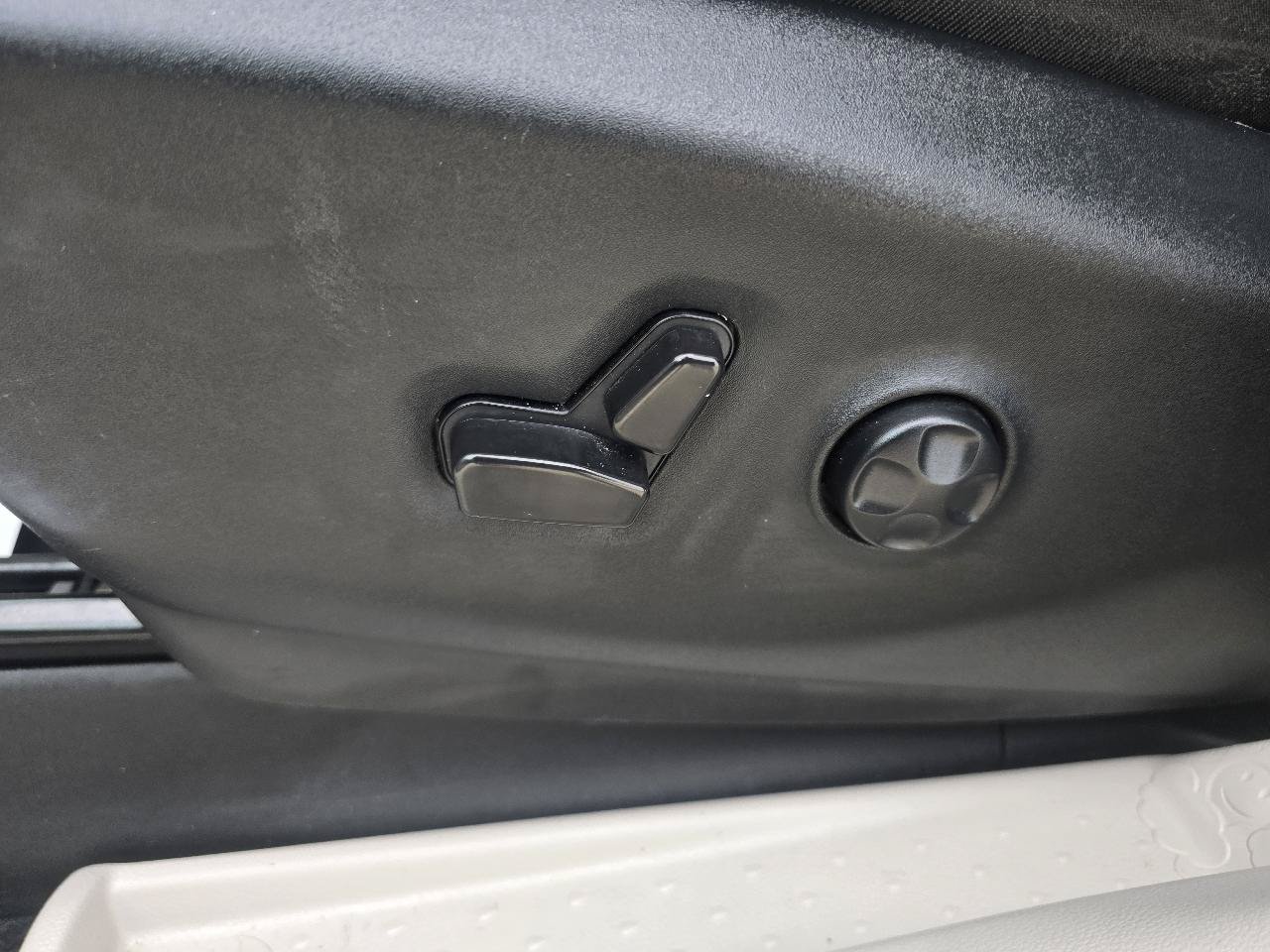 Used 2023 Chrysler Pacifica Touring-L FWD image 25
