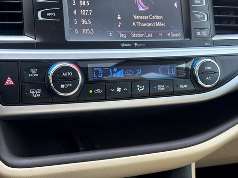 Used 2015 Toyota Highlander XLE image 18