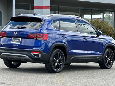 Used 2024 Volkswagen Taos SE w/ Panoramic Sunroof Package FWD image 2
