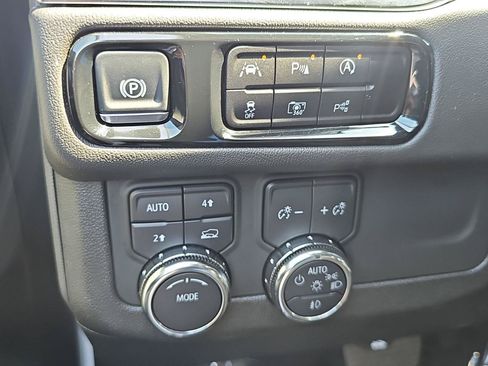 Used 2025 GMC Yukon Denali AWD/4WD image 23