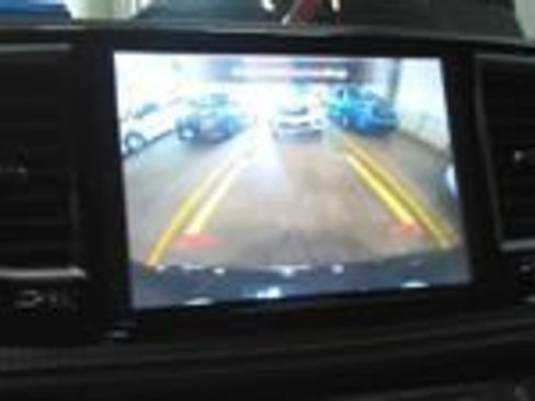 Used 2025 Chrysler Pacifica Limited FWD image 11