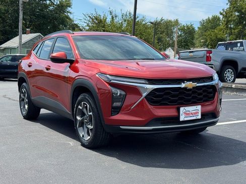Used 2024 Chevrolet Trax LT w/ Driver Confidence Package FWD image 2