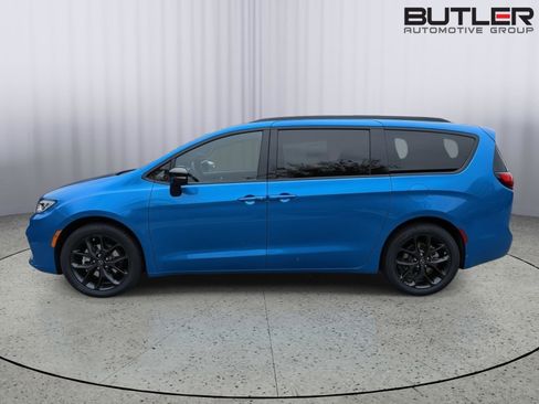 New 2026 Chrysler Pacifica Select FWD image 3