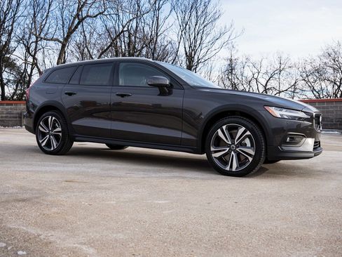 Used 2025 Volvo V60 B5 Cross Country Plus image 7