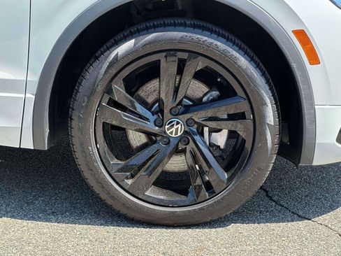 Certified 2023 Volkswagen Tiguan SE R-Line AWD/4WD image 6