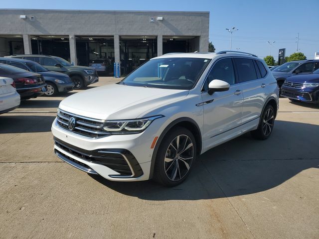 Certified 2024 Volkswagen Tiguan SEL R-Line AWD/4WD image 2