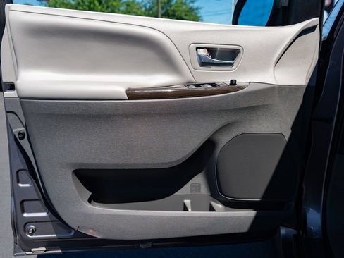 Used 2020 Toyota Sienna XLE FWD image 24