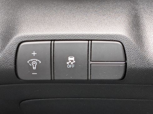 Used 2025 Hyundai Elantra SEL image 17