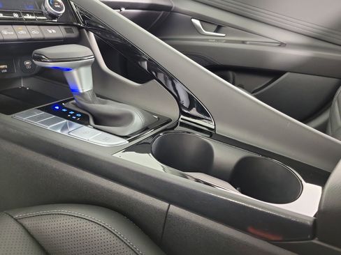 New 2025 Hyundai Elantra Limited image 18