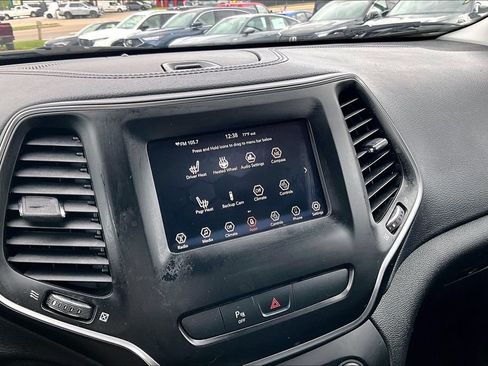 Used 2019 Jeep Cherokee Latitude Plus w/ Cold Weather Group AWD/4WD image 31
