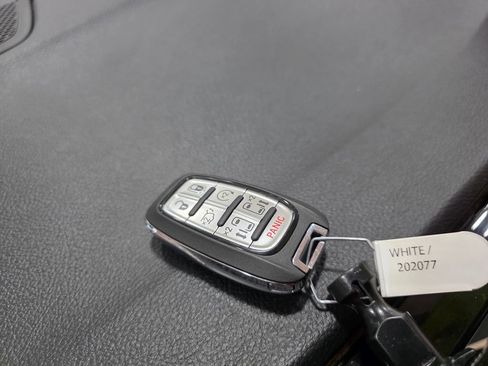 Used 2024 Chrysler Pacifica Limited AWD/4WD image 23