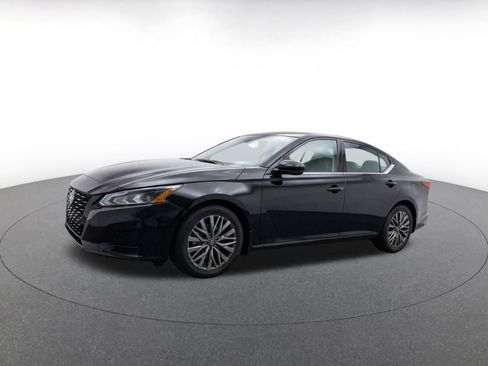 Used 2025 Nissan Altima 2.5 SV FWD image 3