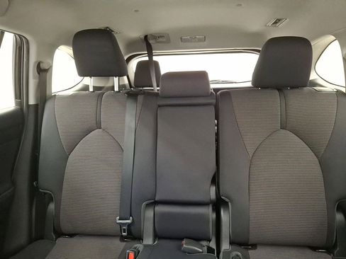 Certified 2022 Toyota Highlander L image 19