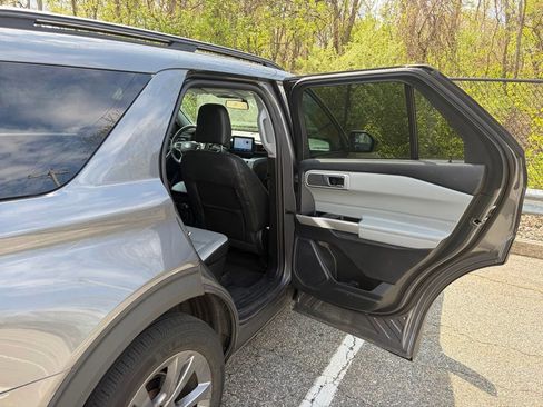 Used 2021 Ford Explorer XLT w/ Equipment Group 202A AWD/4WD image 17