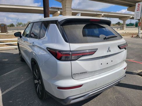 Used 2025 Mitsubishi Outlander SE image 12