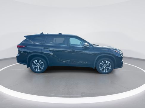 Used 2023 Toyota Highlander XLE AWD/4WD image 10