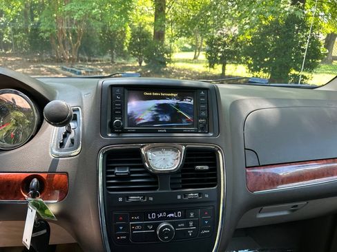 Used 2015 Chrysler Town & Country Touring FWD image 17