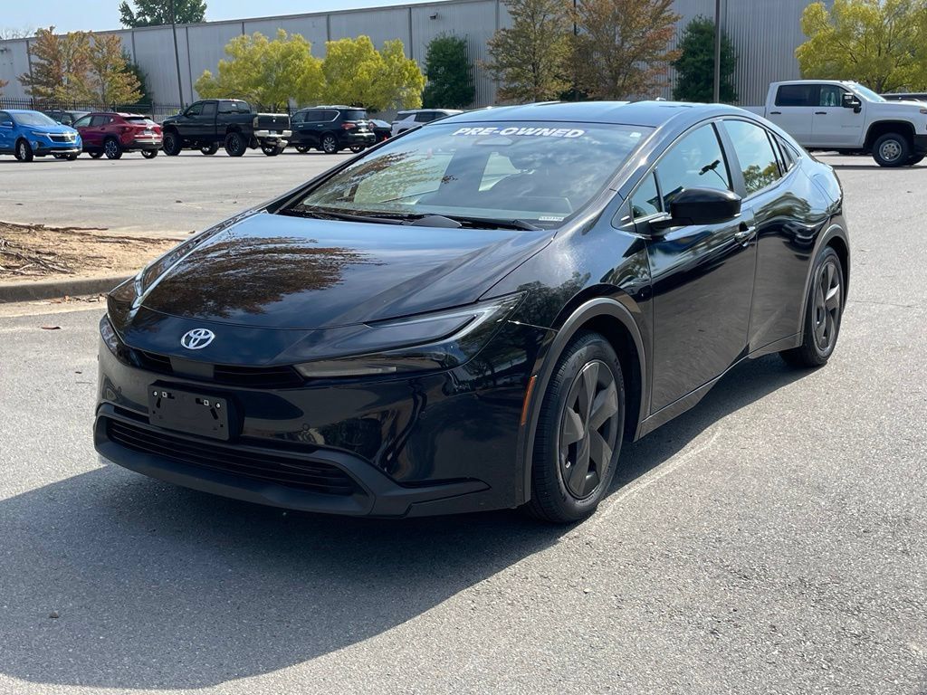 Used 2025 Toyota Prius LE FWD image 3