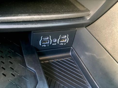 Used 2025 Chrysler Pacifica Limited FWD image 35