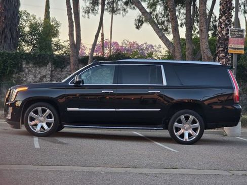 Used 2018 Cadillac Escalade ESV Luxury RWD image 23