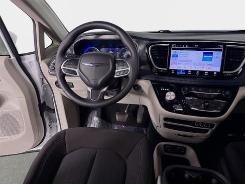 Used 2021 Chrysler Pacifica Touring FWD image 22