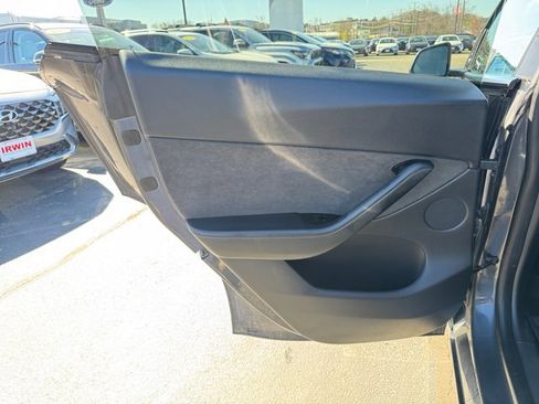 Used 2021 Tesla Model Y Long Range AWD/4WD image 23