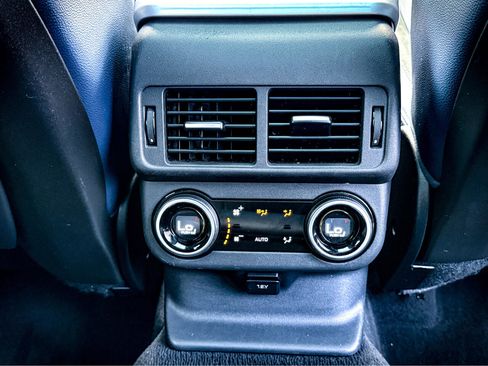 Used 2018 Land Rover Range Rover Velar R-Dynamic SE image 38