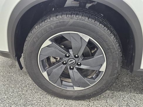 Used 2024 Nissan Rogue SV w/ SV Premium Package FWD image 9