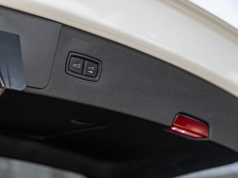 Used 2022 Porsche Cayenne Platinum Edition image 31