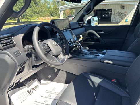 Used 2025 Lexus LX 600 4WD w/ Premium Package image 15