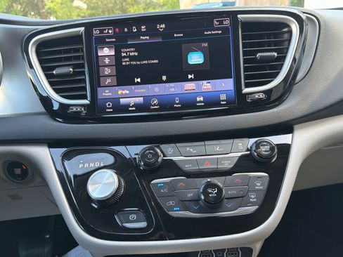 Used 2024 Chrysler Pacifica Touring-L FWD image 29